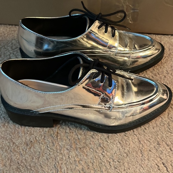 Sliver Mettallic oxfords - Picture 3 of 10